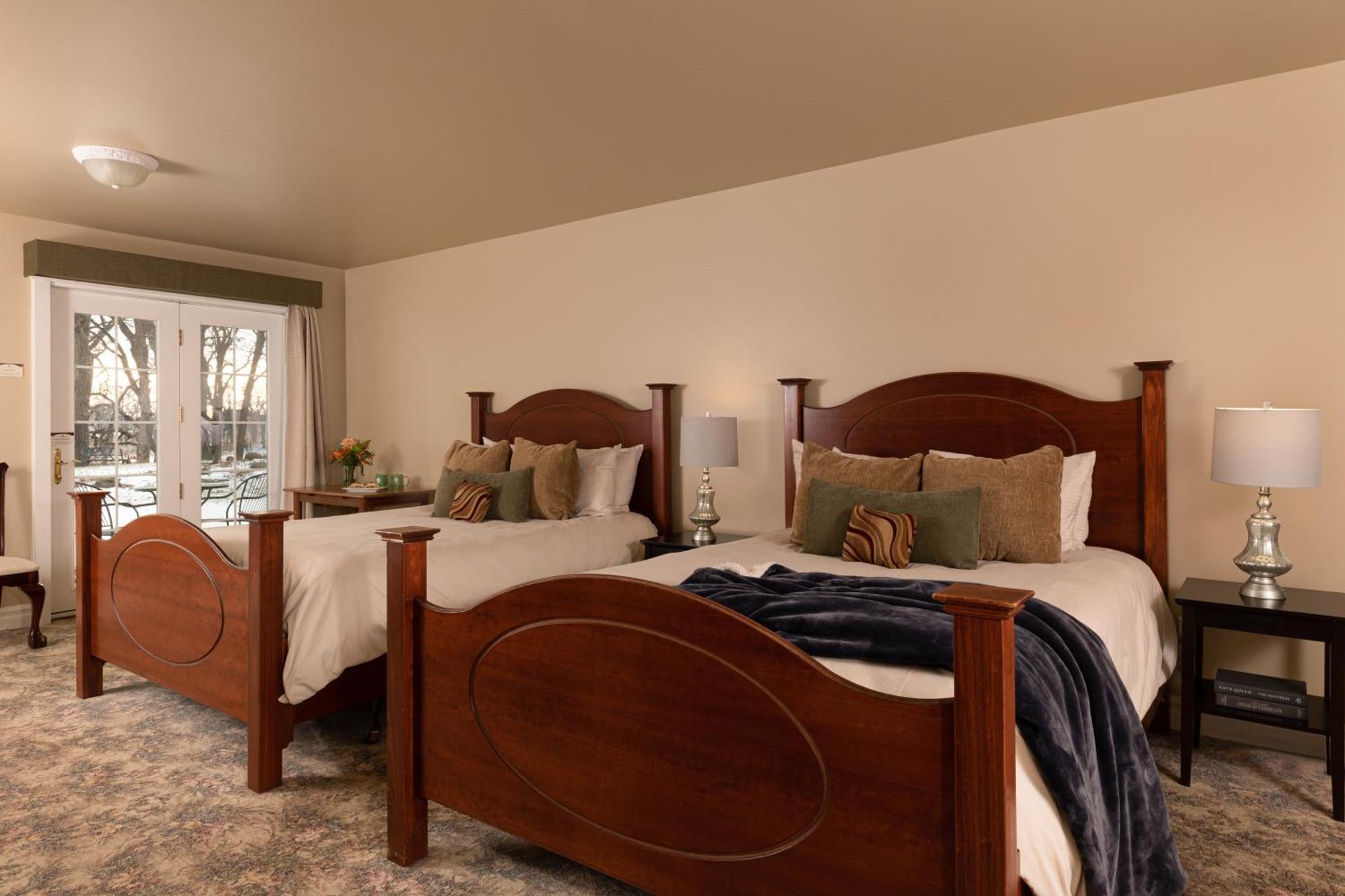 The Oakwood Inn Okoboji Bagian luar foto
