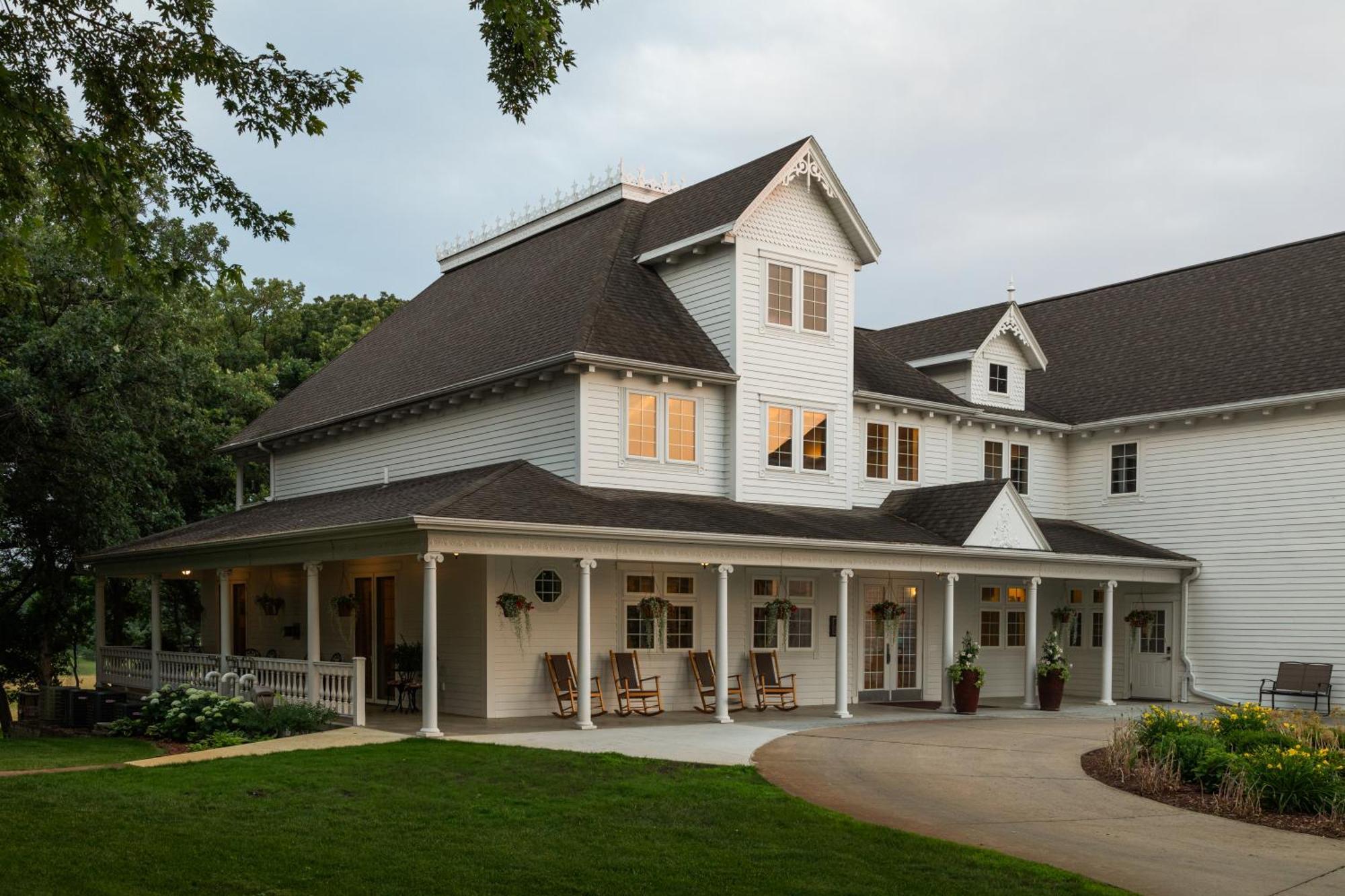 The Oakwood Inn Okoboji Bagian luar foto