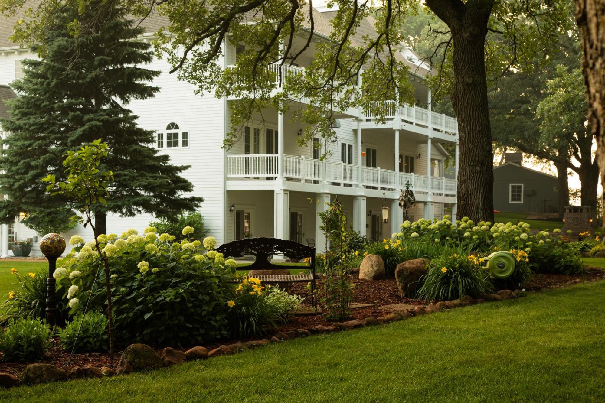 The Oakwood Inn Okoboji Bagian luar foto