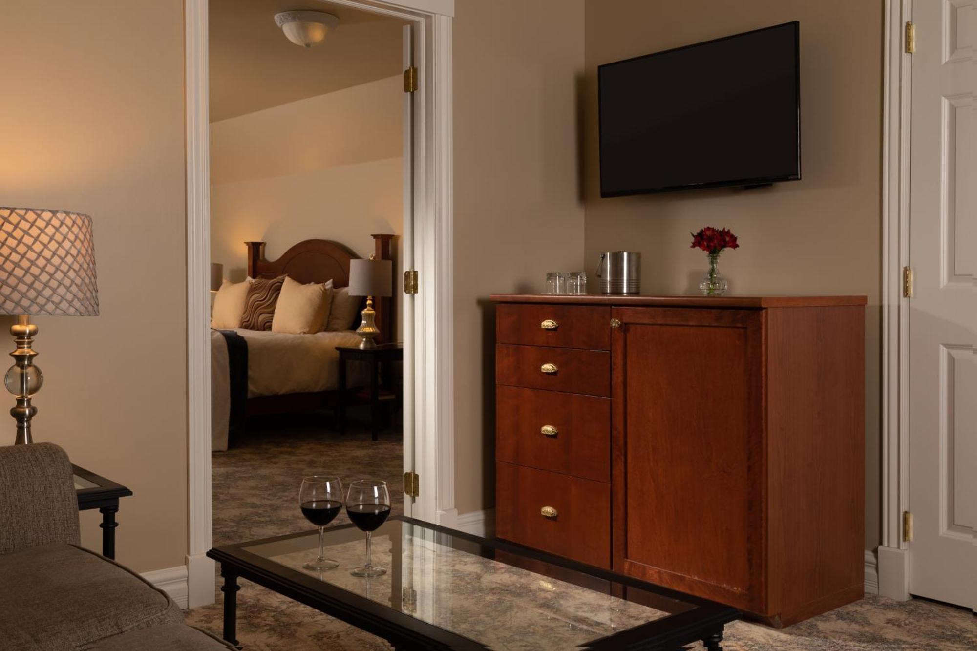 The Oakwood Inn Okoboji Bagian luar foto