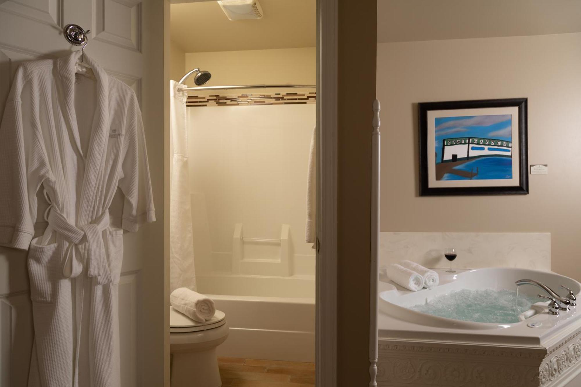 The Oakwood Inn Okoboji Bagian luar foto
