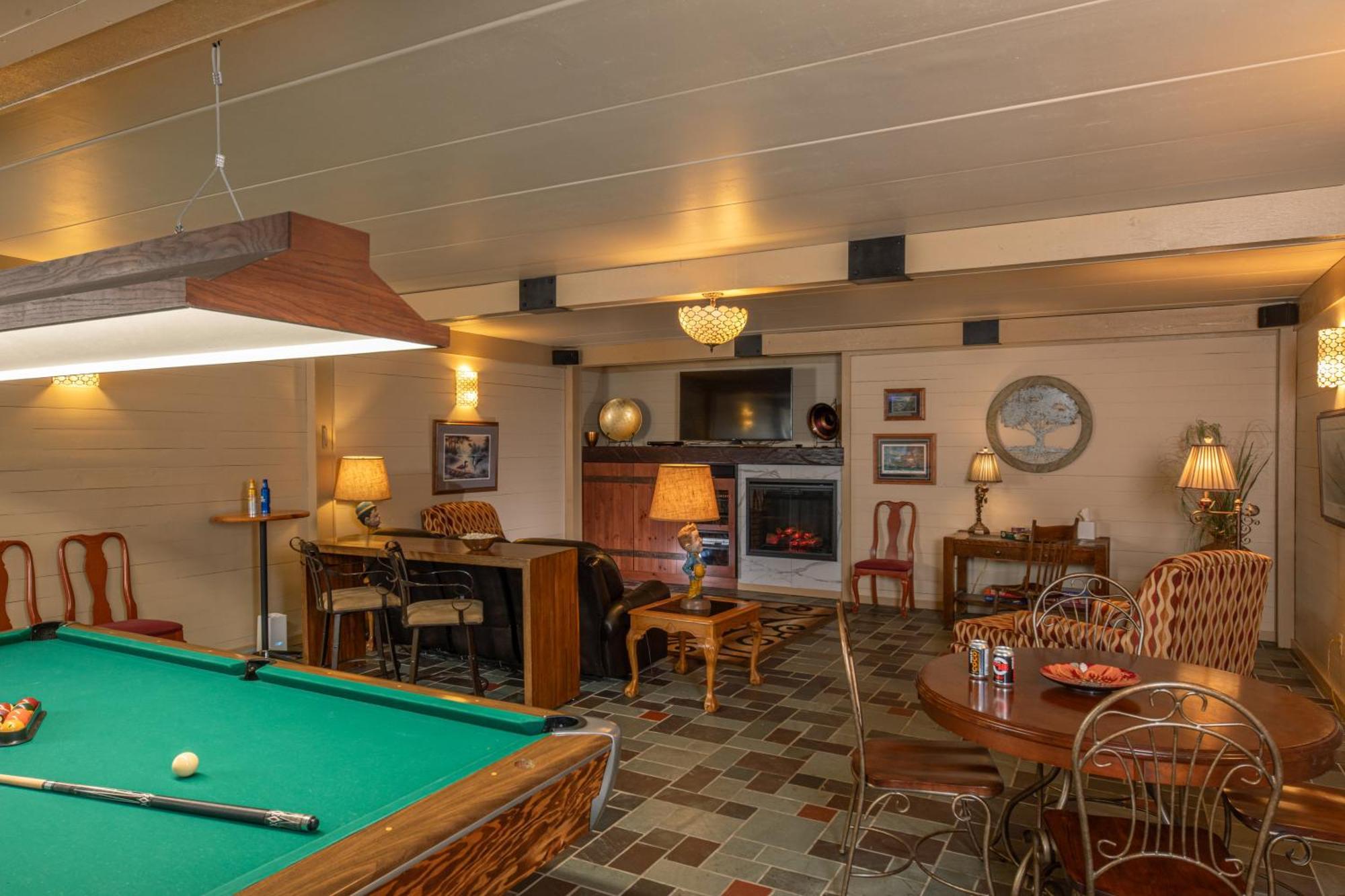 The Oakwood Inn Okoboji Bagian luar foto