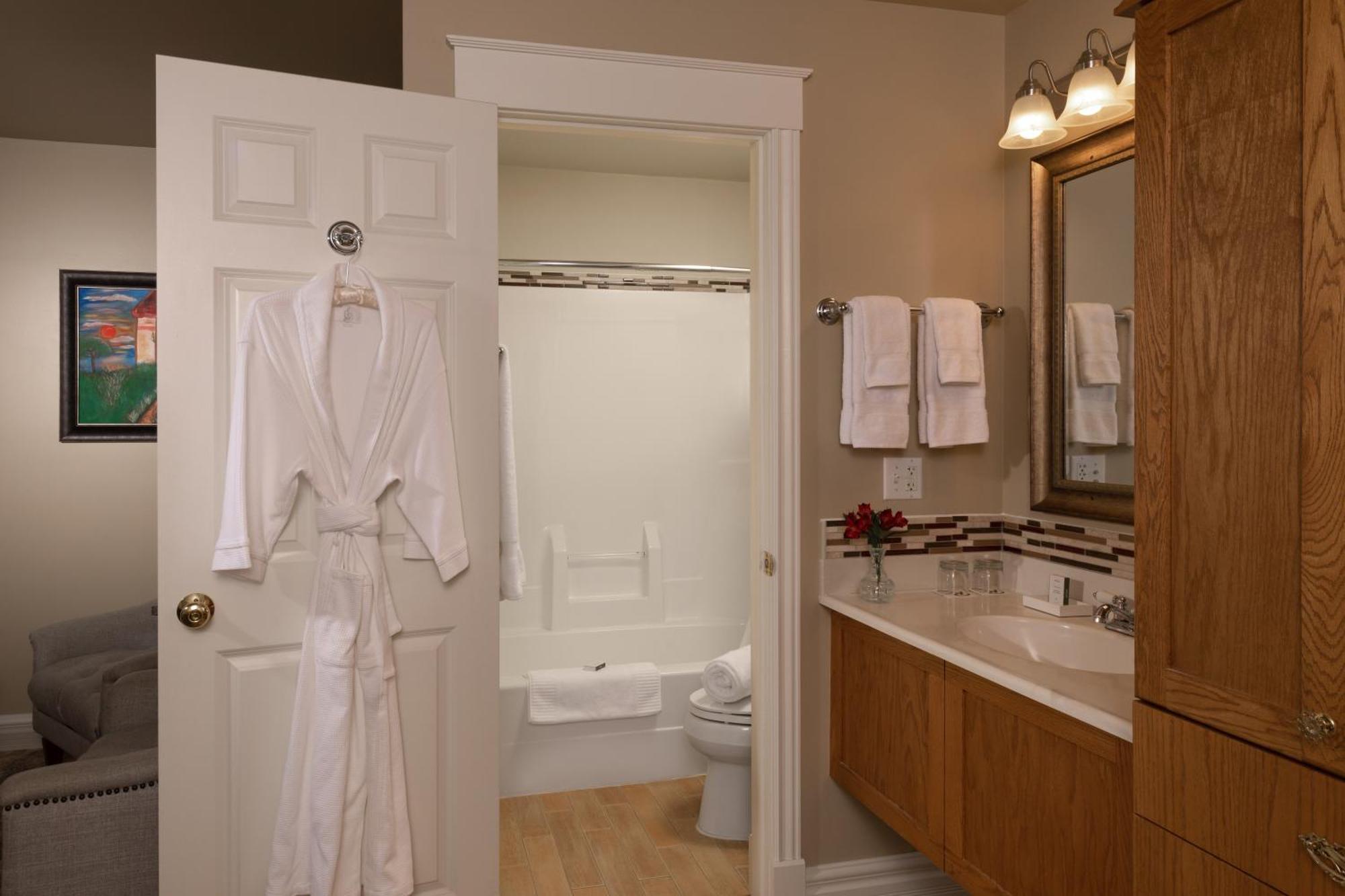 The Oakwood Inn Okoboji Bagian luar foto